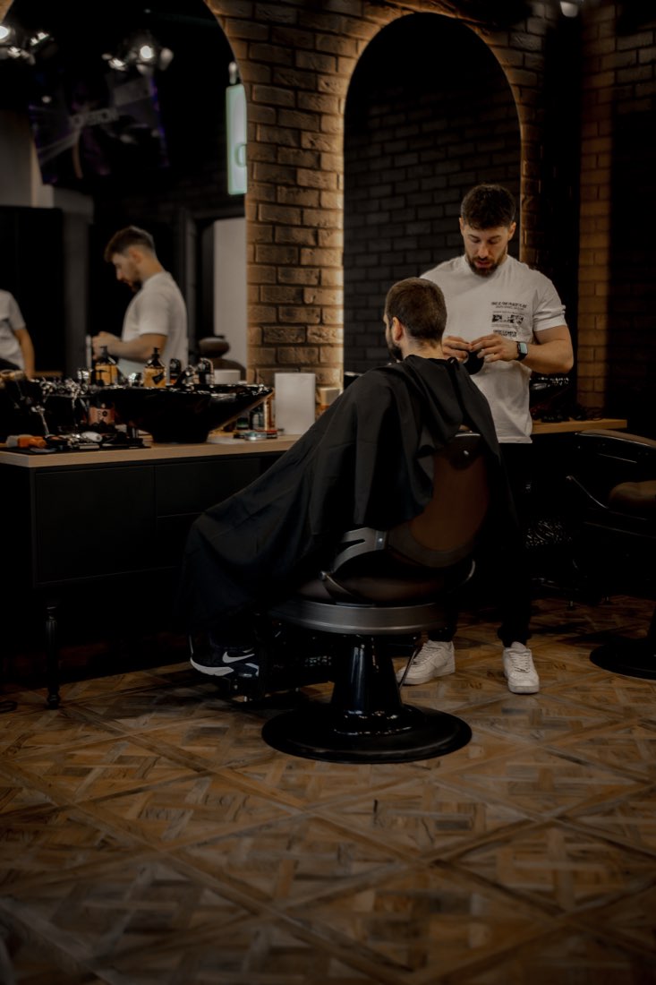 Barber przy pracy w Legend Barber Shop